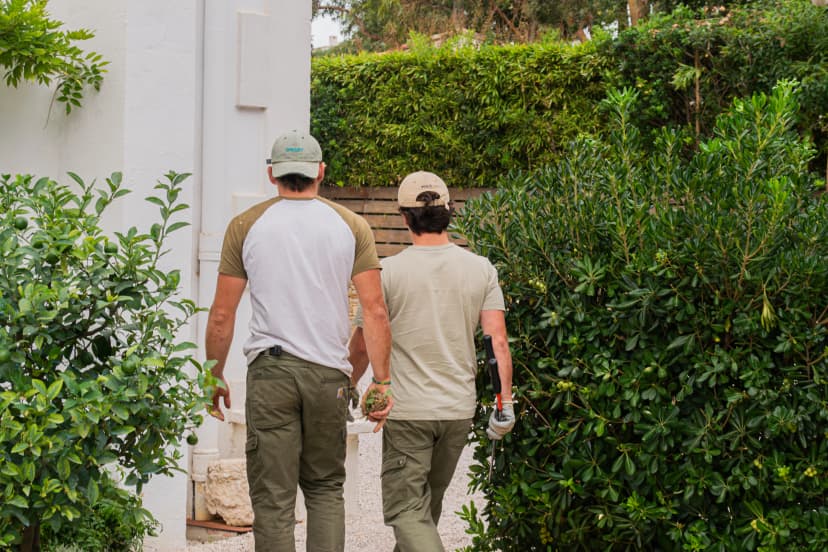 Photo de l'équipe de l'entreprise Eclaircie avec deux hommes